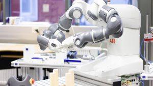 Robotiikka verkkokoulutuksen robotti työssään